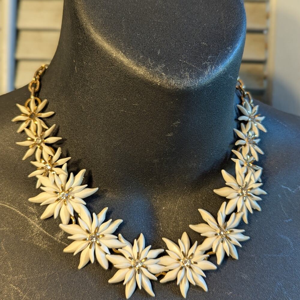 Vintage necklace with plastic and rhinestone daisies